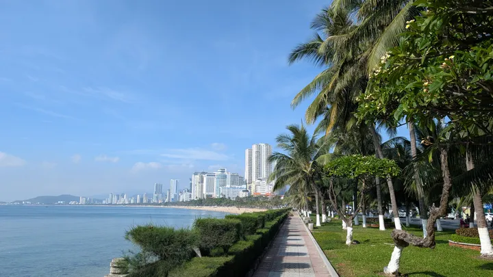 A picture with the sea to the left and Nha Trang city on the right