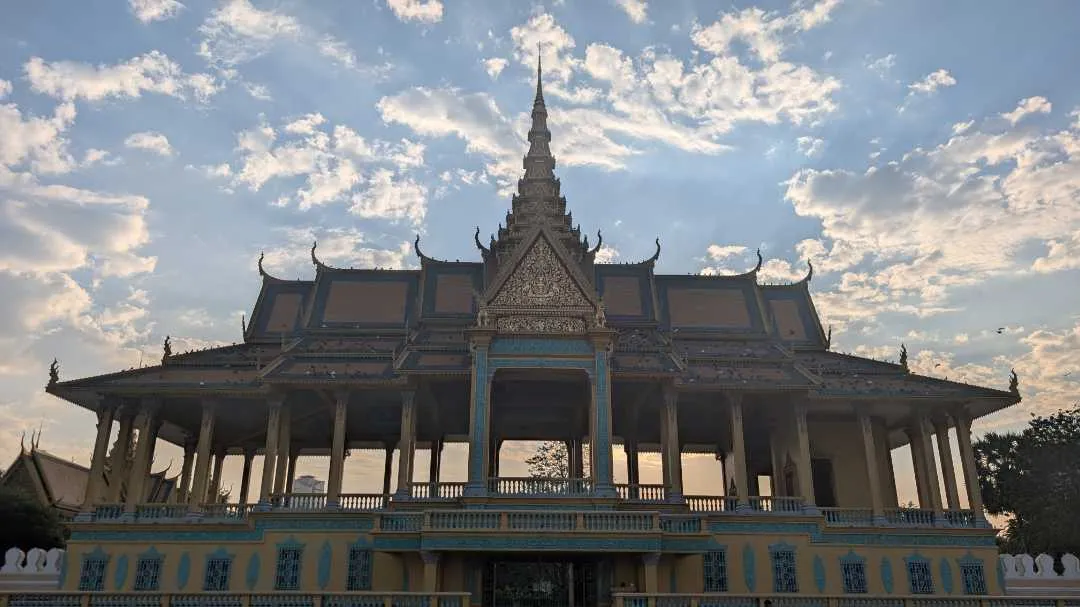 A front-on picture of the Grand Palace of Phnom Penh as the sun begins to set